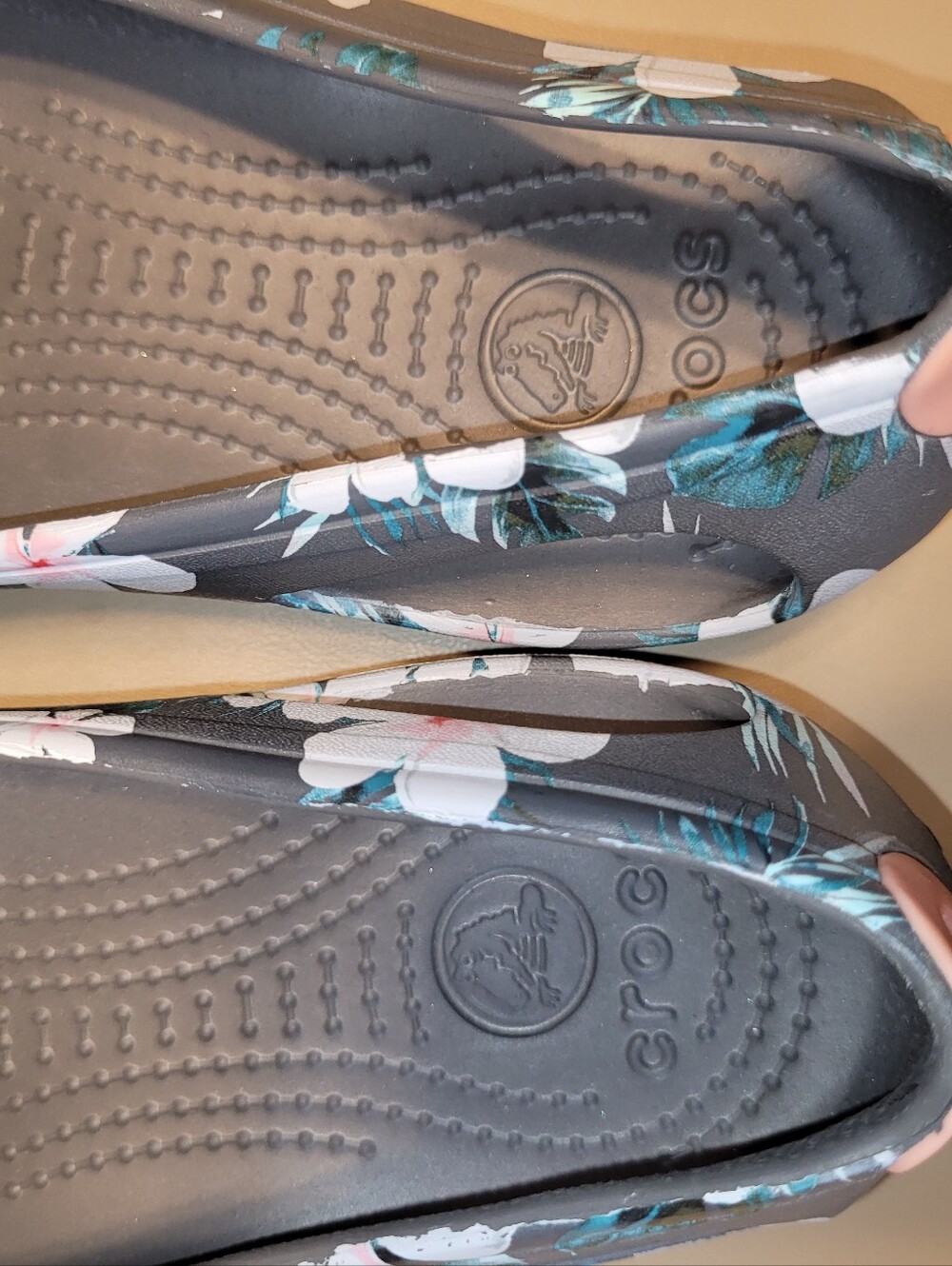 NWOT - CROCS Floral Ballet Flats in Gray, White and Pink SIZE 10. - Picture 3 of 9